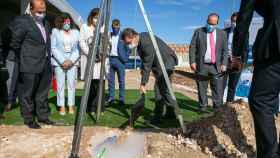 El presidente de Castilla-La Mancha, Emiliano García-Page, pone la primera piedra del nuevo proyecto en Torija (Guadalajara)