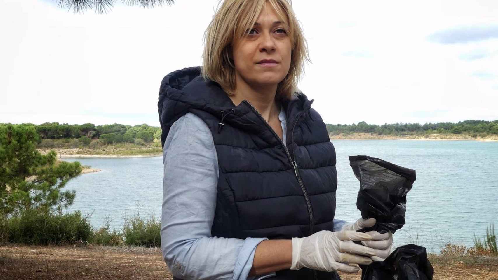 Carmen Picazo, líder de Cs en Castilla-La Mancha, recoge residuos en el pantano de Alarcón, en Cuenca
