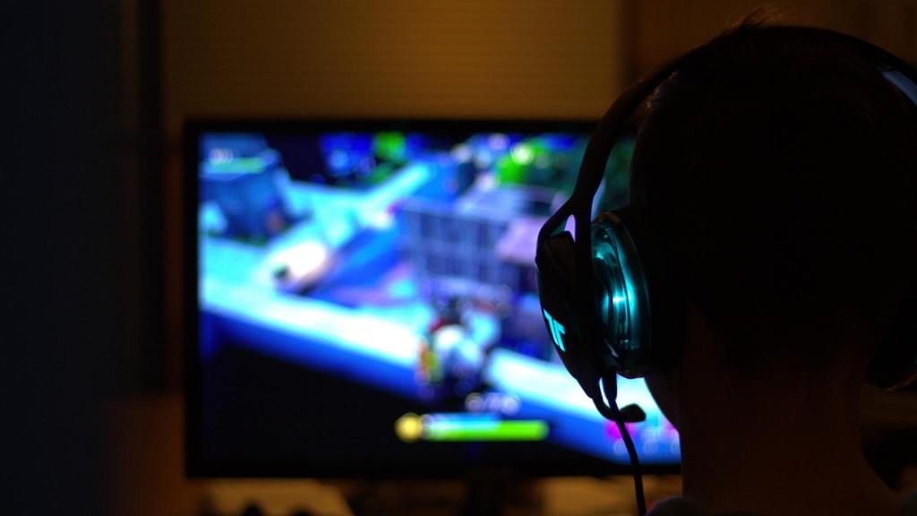 Un joven, durante una partida de videojuego. FOTO: Pixabay.