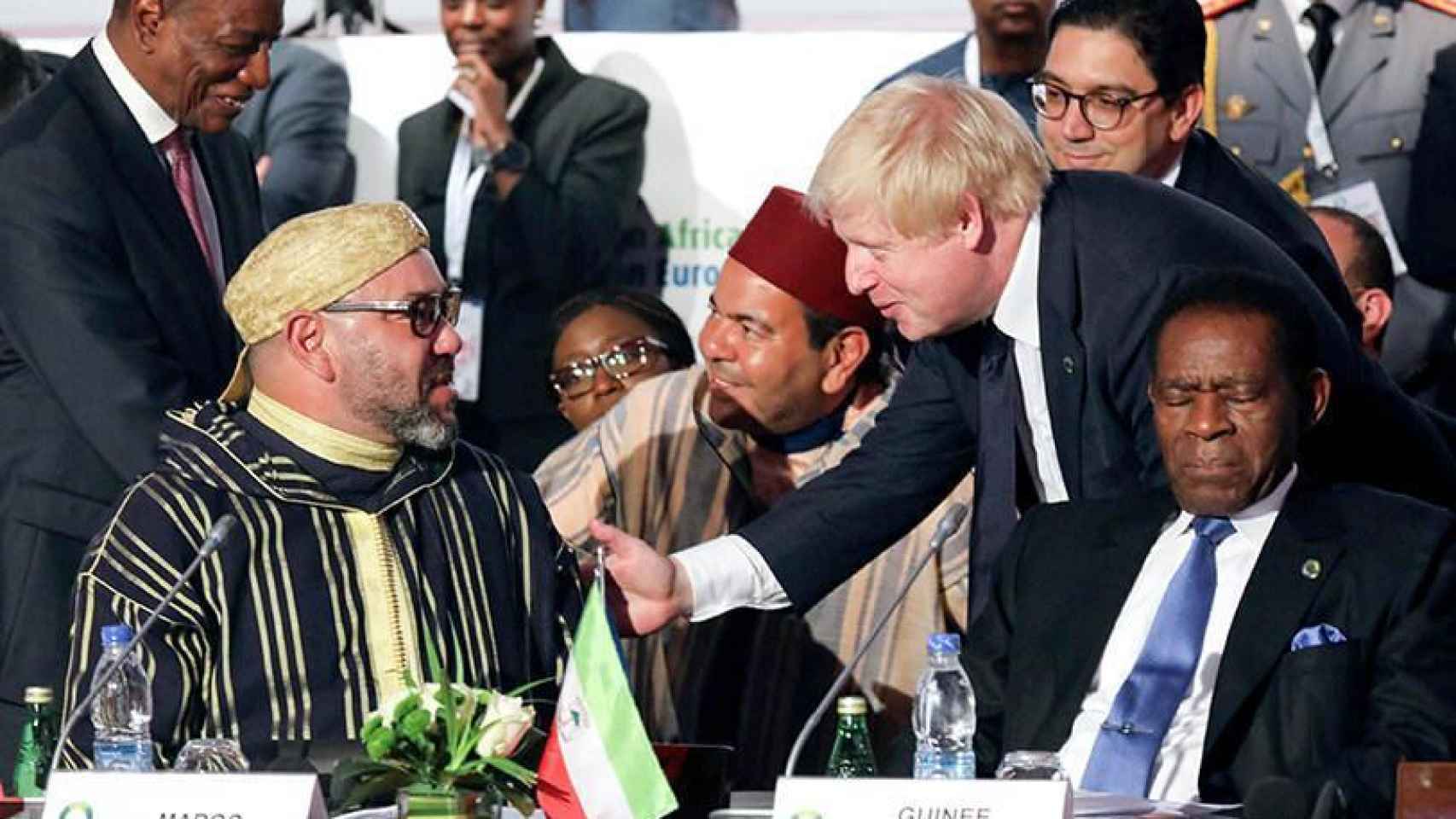 El rey de Marruecos, Mohamed VI, junto al presidente de Reino Unido, Boris Johnson.