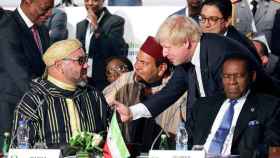 El rey de Marruecos, Mohamed VI, junto al presidente de Reino Unido, Boris Johnson.