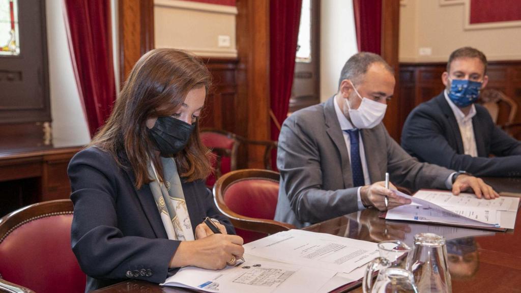 La alcaldesa de A Coruña, Inés Rey, y el conselleiro de Sanidade, Julio García Comesaña, firman el convenio para construir el nuevo centro de salud de Santa Lucía.