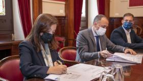 La alcaldesa de A Coruña, Inés Rey, y el conselleiro de Sanidade, Julio García Comesaña, firman el convenio para construir el nuevo centro de salud de Santa Lucía.
