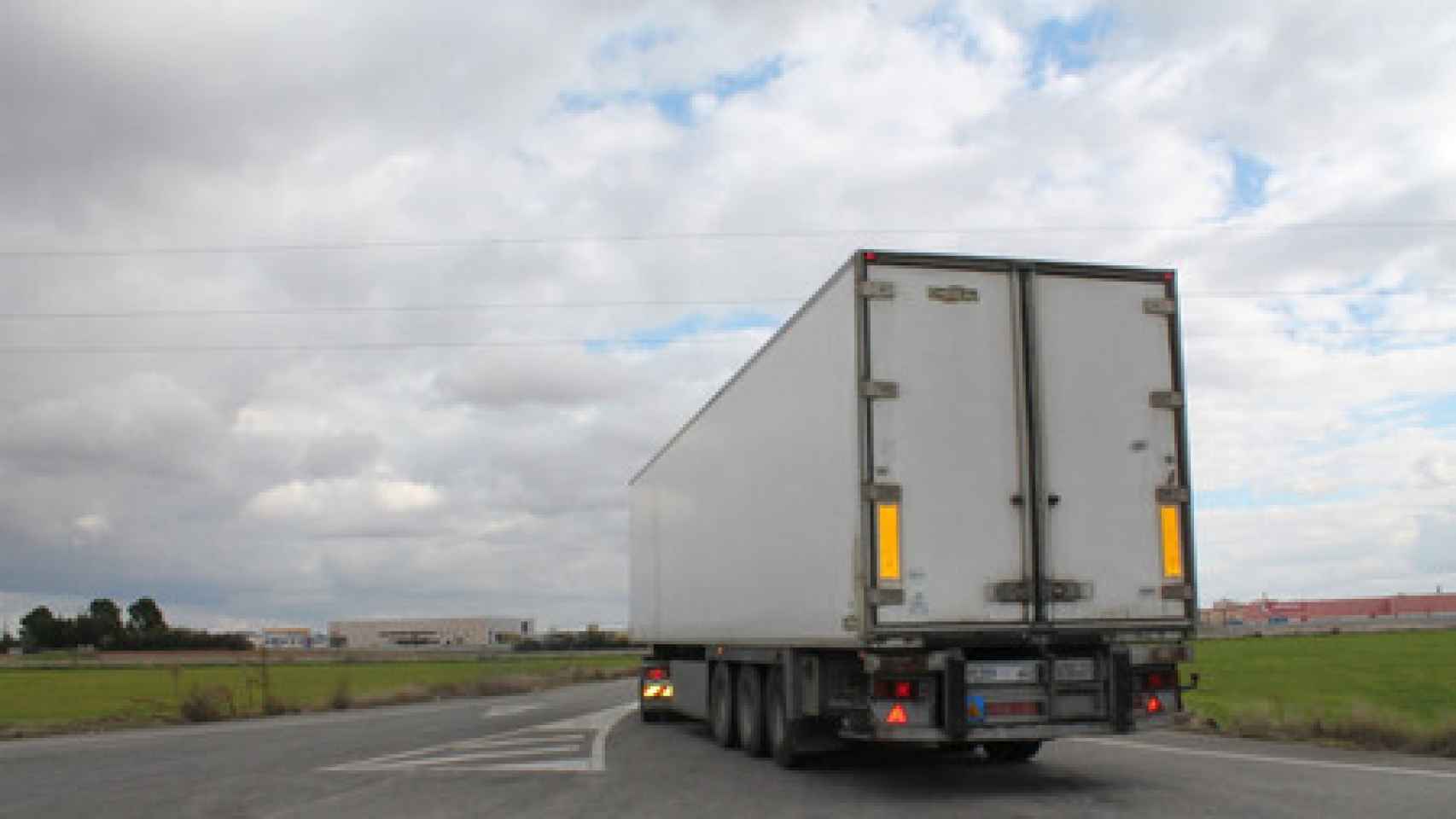 Camión circulando en carretera