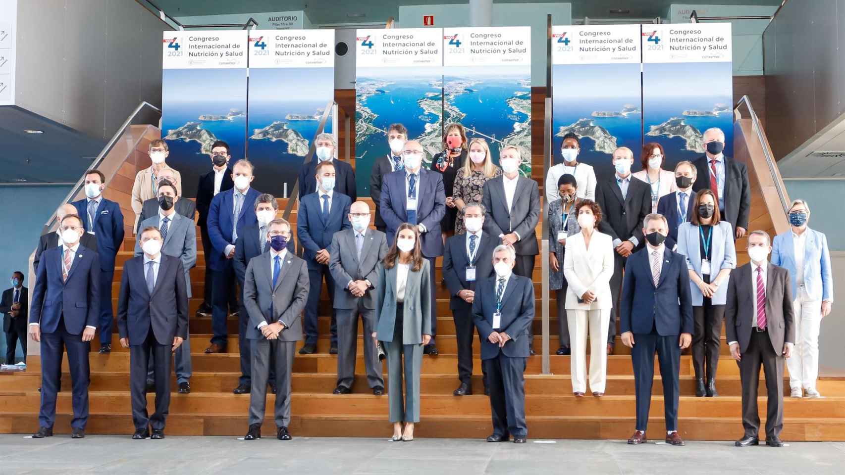 La Reina Letizia, junto al ministro de Agricultura, Pesca y Alimentación, Luis Planas; el presidente de la Xunta, Alberto Núñez Feijóo; el presidente de Conxemar, José Luis Freire; entre otros, antes de inaugurar el Congreso FAO-Conxemar