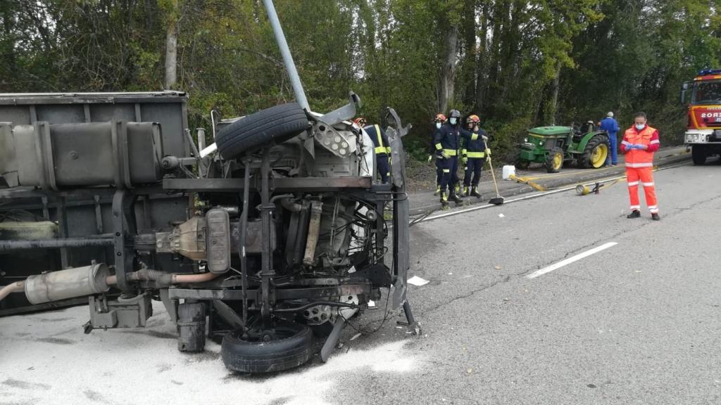 Estado en el que quedó el camión tras el accidente ocurrido en Cubillos del Sil