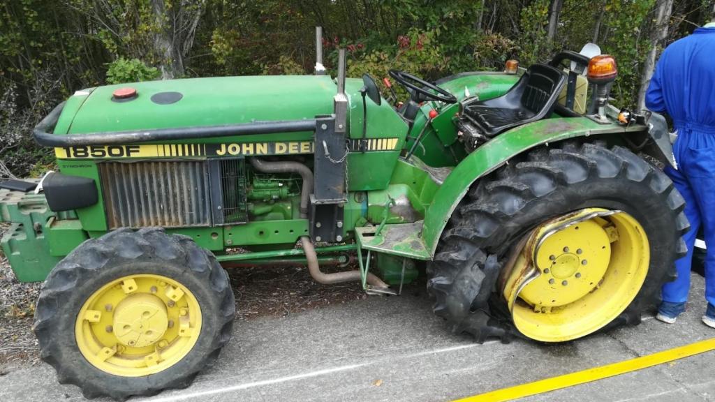 Tractor implicado en el accidente con el camión en Cubillos del Sil