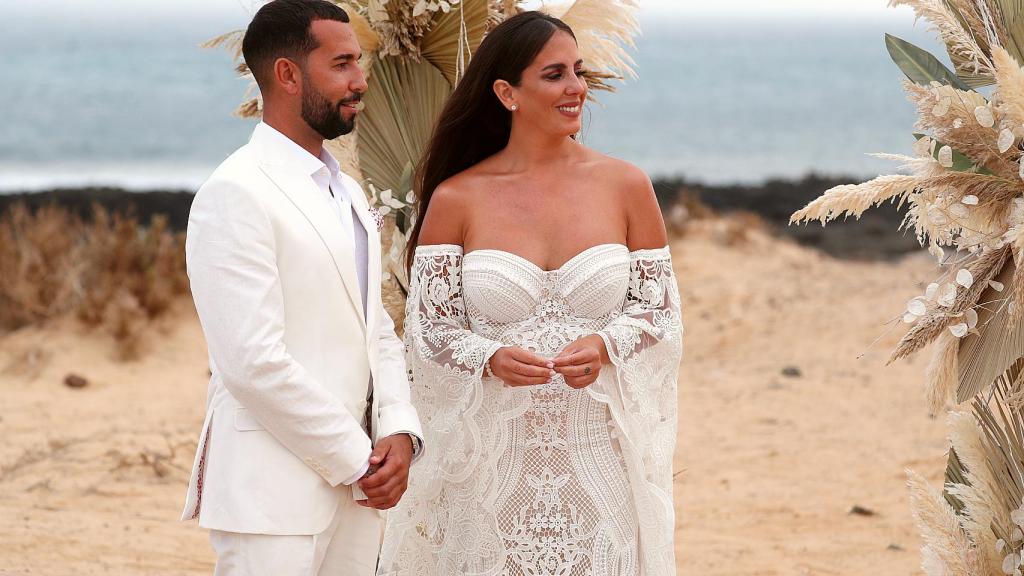 La sobrina de Isabel Pantoja tenía claro que quería un vestido palabra de honor que dejara a la vista sus clavículas perfectas.