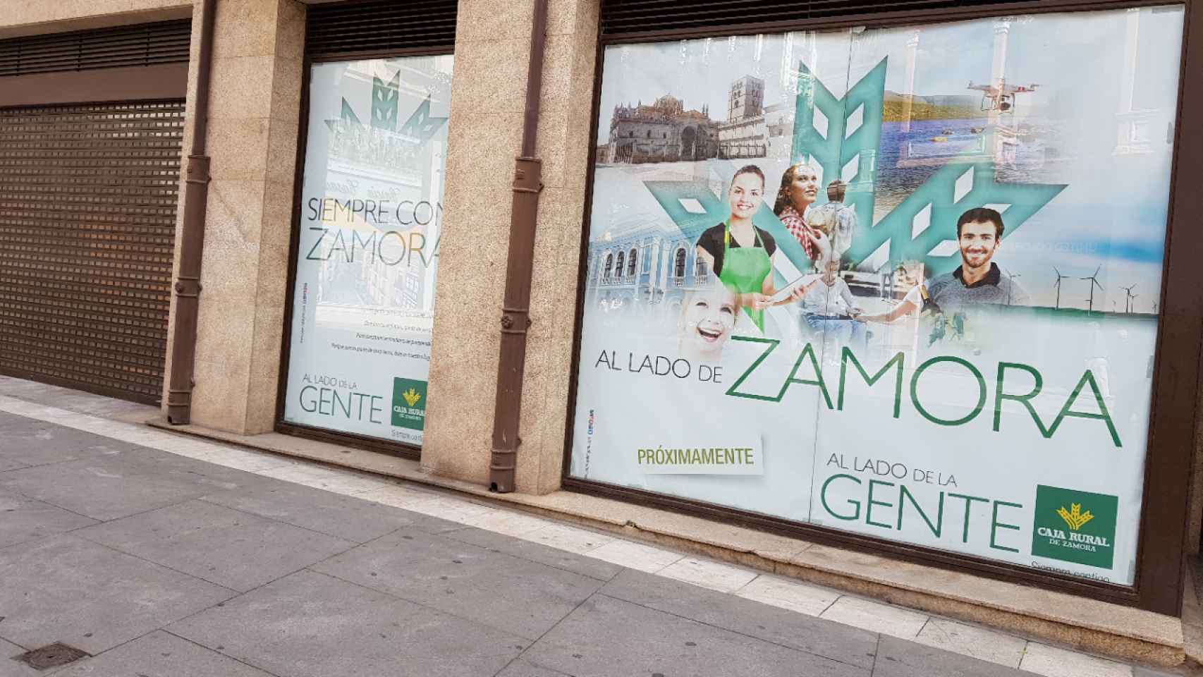 Carteles anunciadores de la nueva oficina de Caja Rural de Zamora en la plaza Sagasta