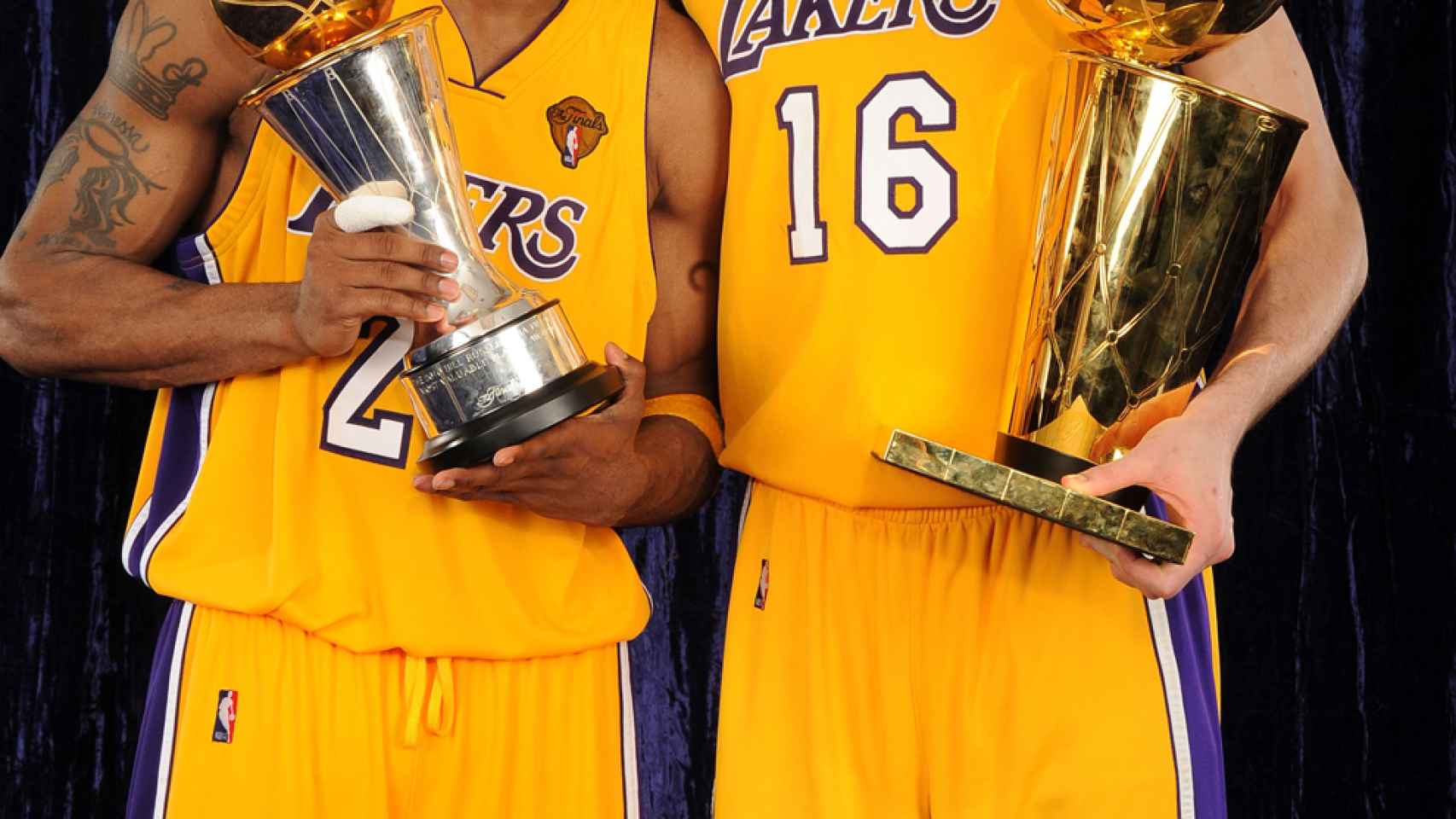 Pau Gasol celebra el anillo con los Lakers de 2009