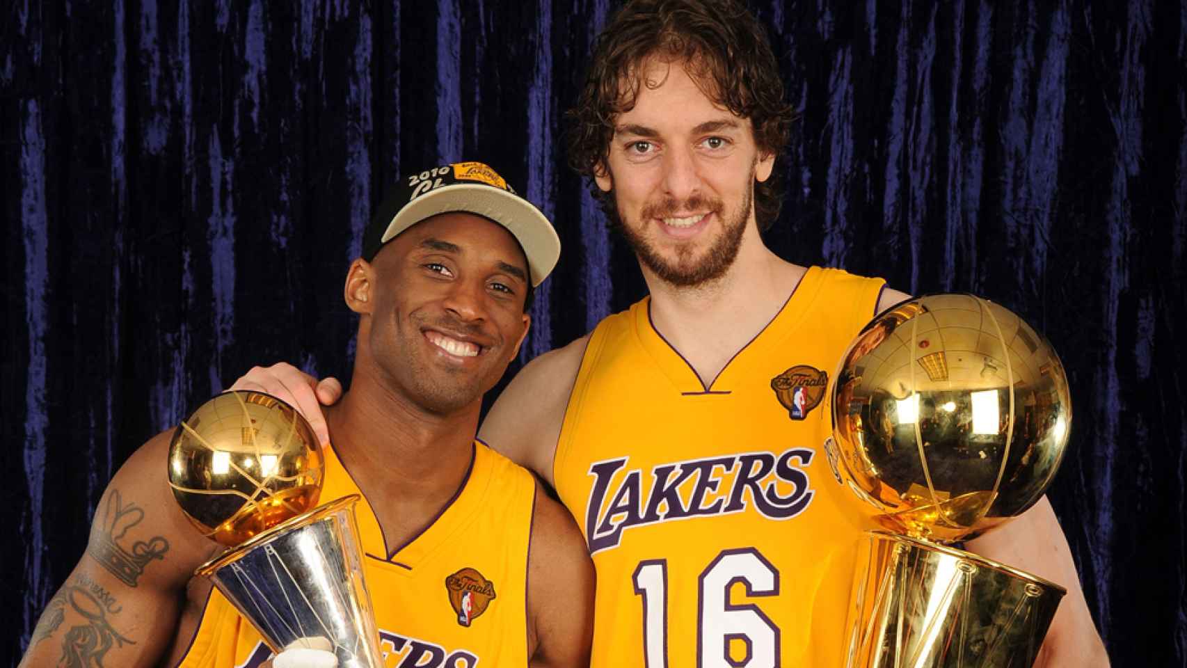 Kobe Bryant y Pau Gasol, celebrando el anillo con los Lakers de 2009
