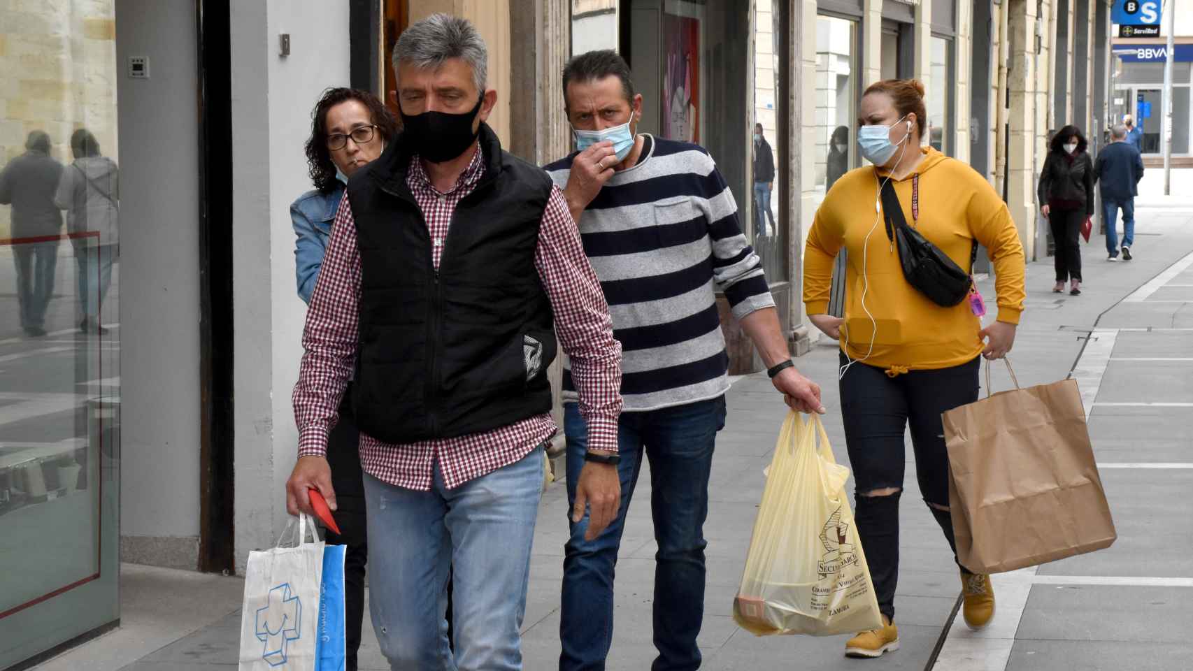 Varias personas pasean por una calle de Zamora con sus compras