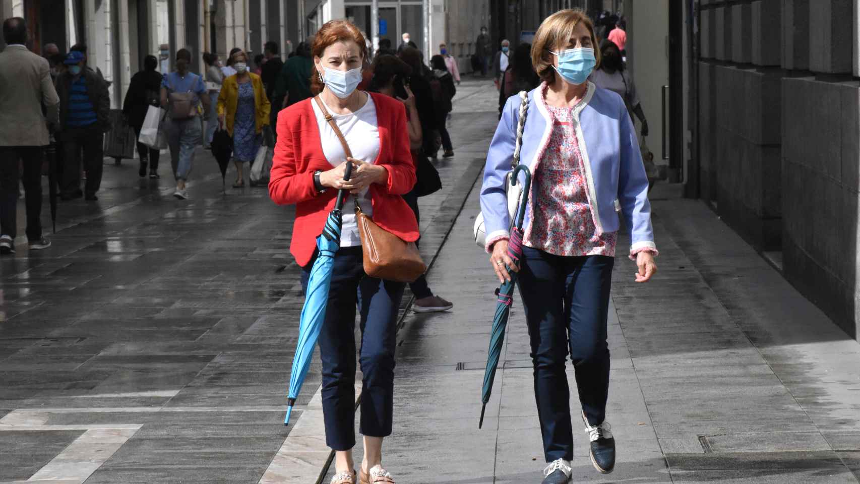 Dos mujeres pasean por Zamora con mascarilla
