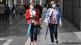 Dos mujeres pasean por Santa Clara con mascarilla