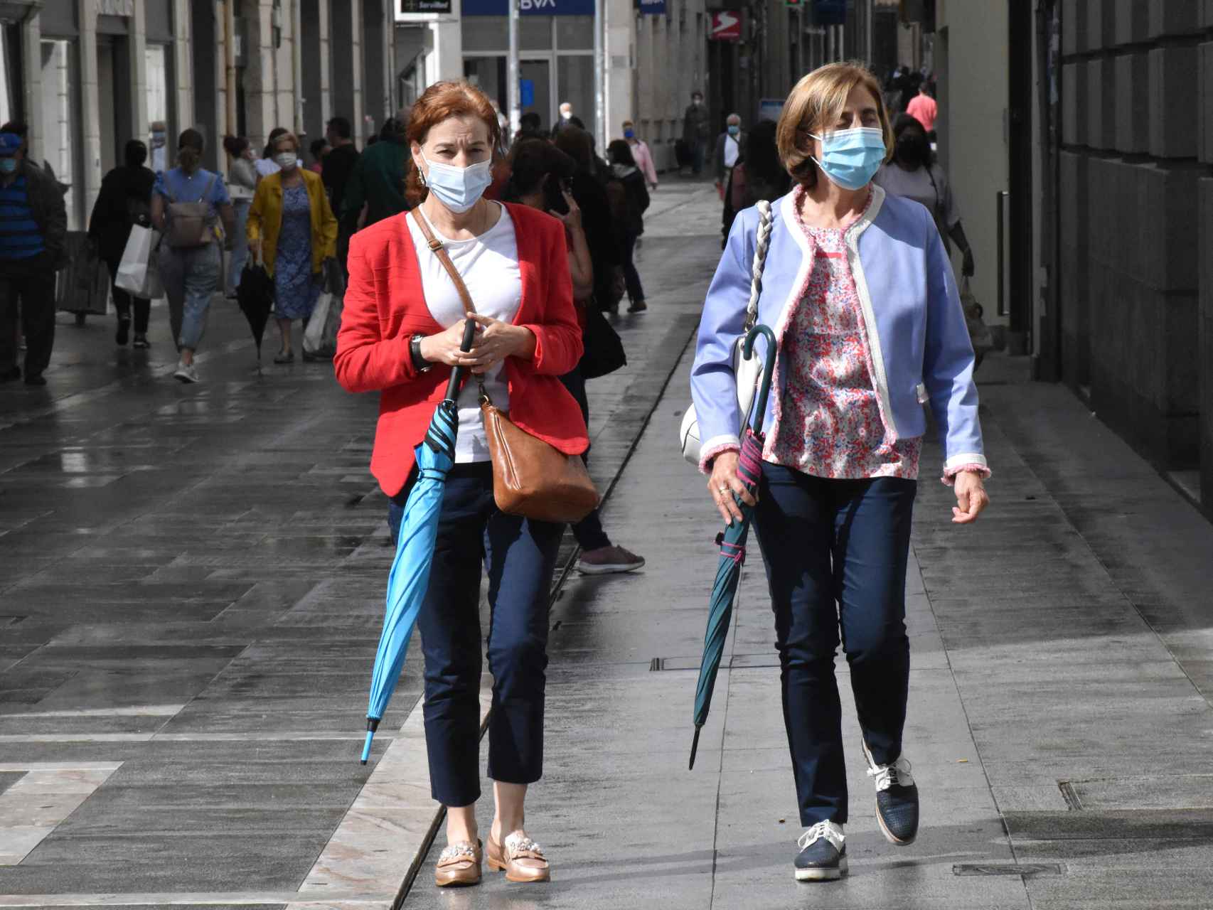 Dos mujeres pasean por Zamora con mascarilla