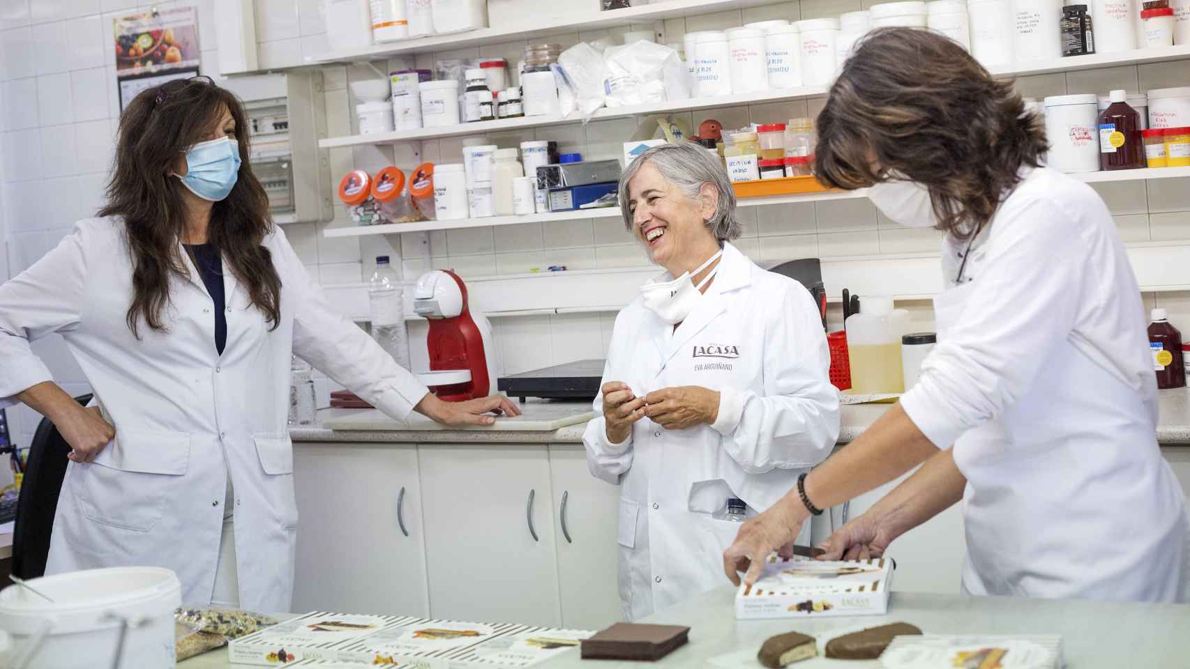 Eva Arguiñano (centro), junto a dos trabajadoras de Chocolates Lacasa, diseñando sus nuevos turrones.