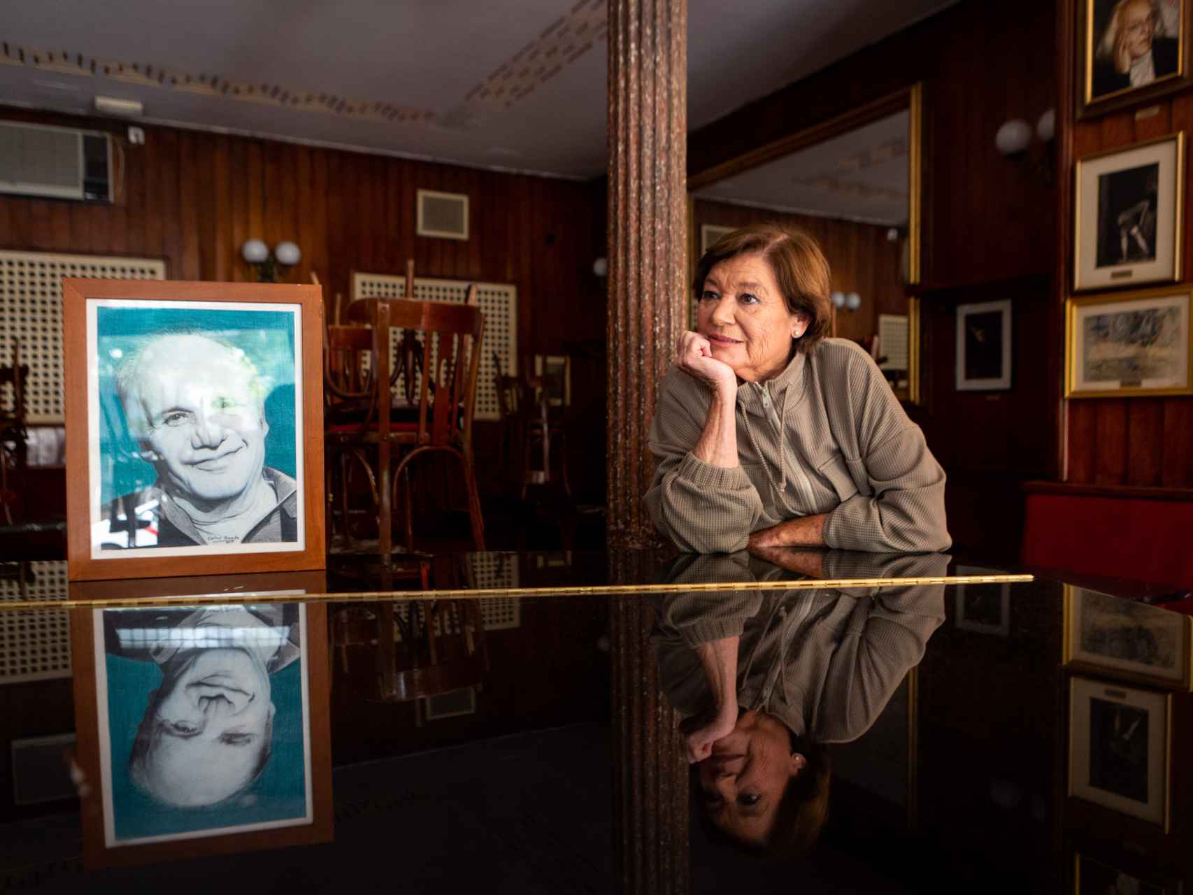 Teresa Rabal en el mítico Café Gijón, cuartel general de Paco Rabal, junto al retrato de su padre.