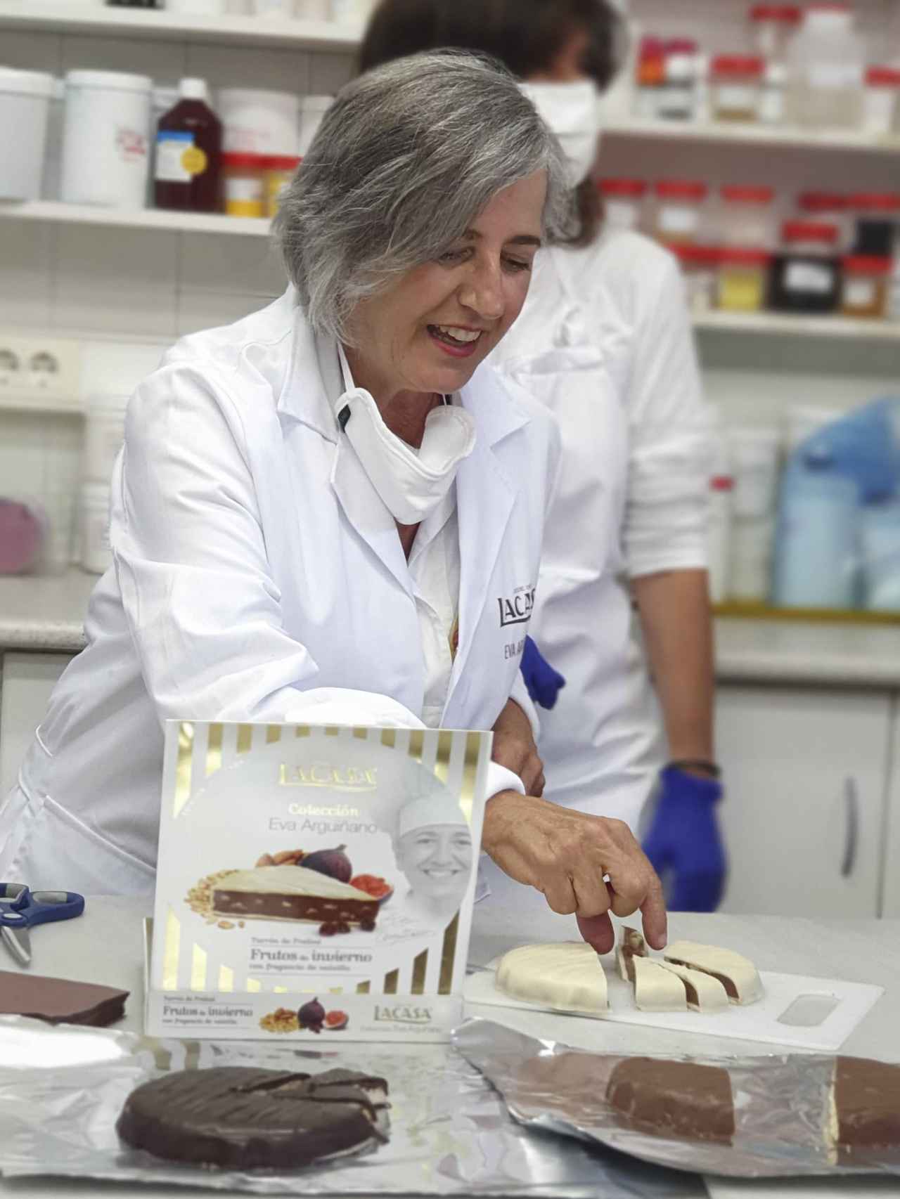 Eva Arguiñano, en el proceso de elaboración de los nuevos turrones de Chocolates Lacasa.