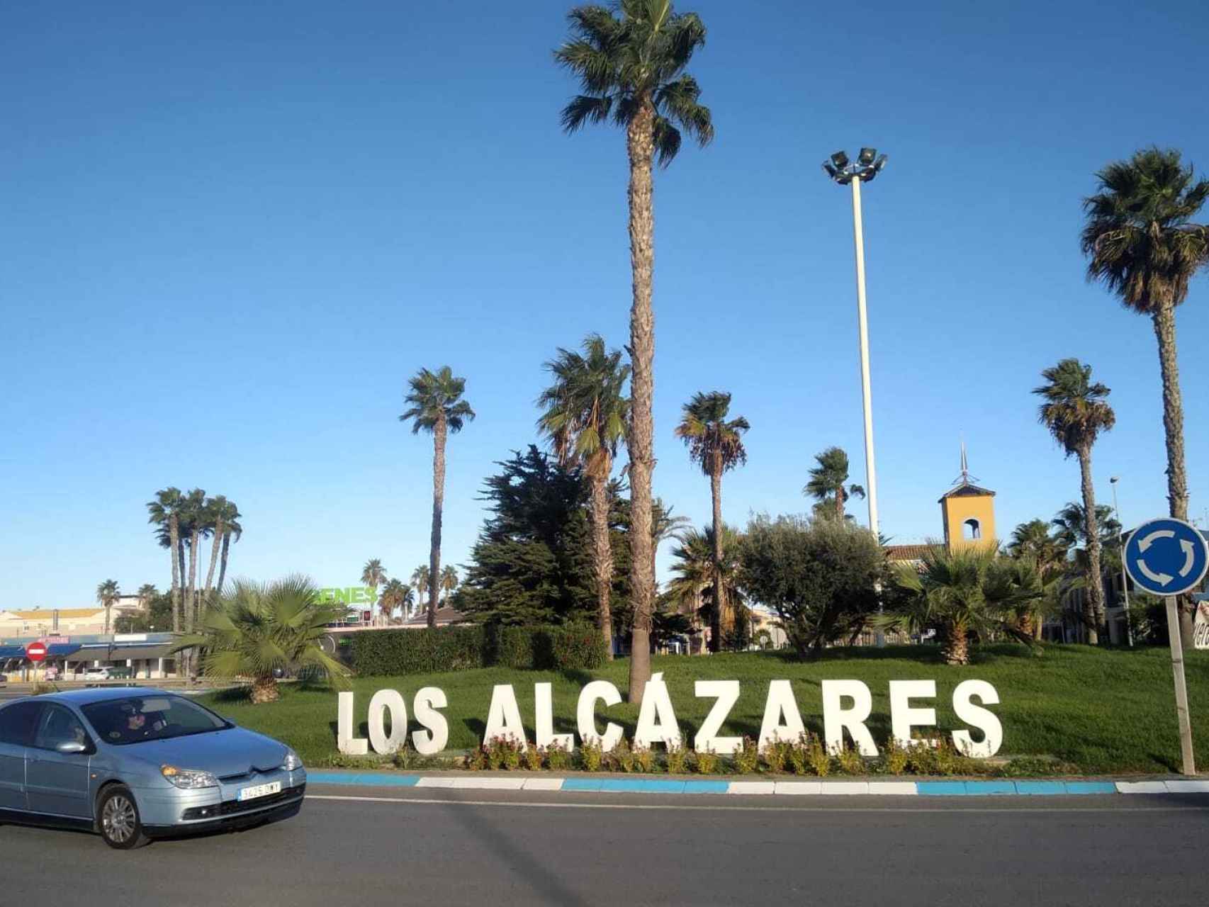 Una rotonda de acceso a la localidad de Los Alcázares donde se produjeron los hechos.