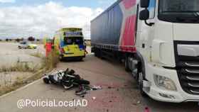 Accidente de una motocicleta con un camión / @PoliciaLocalAD