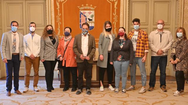 El cantante italiano Antonio Sorrontino y las jóvenes húngaras Martina Standover y Aniko, recibidos por el concejal de Turismo