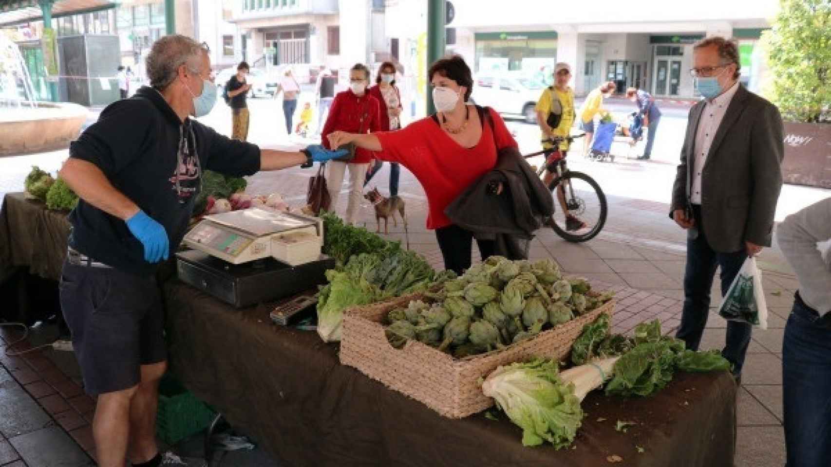 Una mujer compra verdura ecológica de Castilla y León en un mercado de Valladolid.