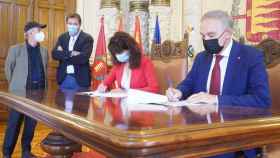 Antonio Largo, rector de la UVa, y Ana Redondo, concejala de Cultura y Turismo del Ayuntamiento de Valladolid, firman el acuerdo