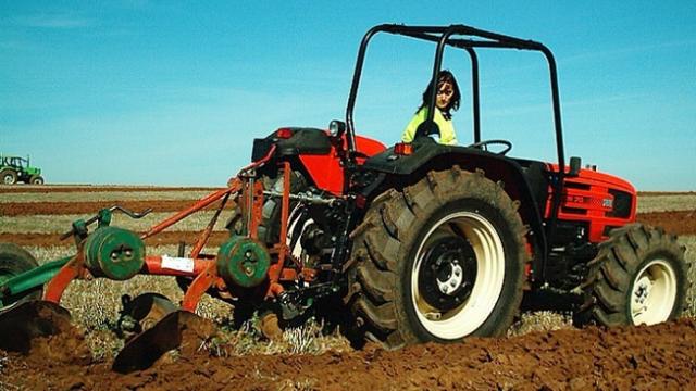 Mujer trabajando con un tractor