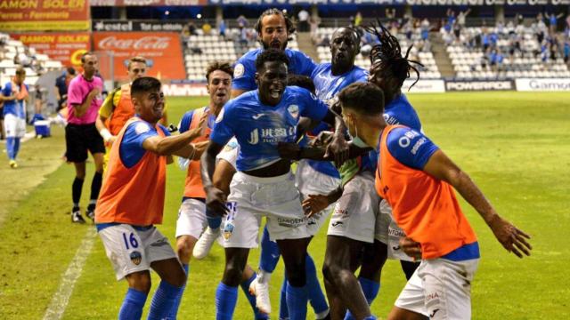 Los jugadores del Lleida Esportiu celebran un gol