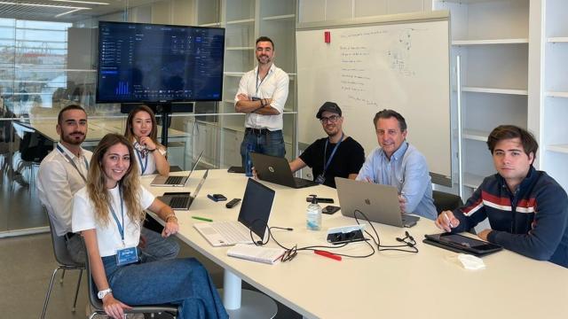 Parte del equipo de Entrii en la aceleradora Lanzadera con su plataforma digital para democratizar el comercio con China al fondo.