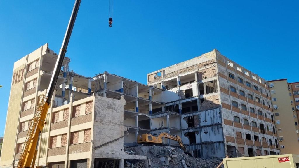 Trabajos de demolición del antiguo edificio de Flex, en Málaga.