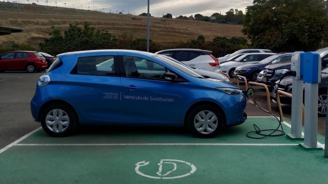 Imagen de un coche eléctrico en una estación de recarga.