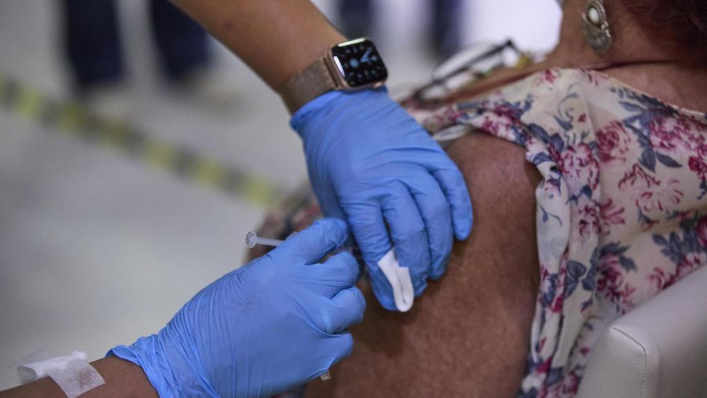 Galicia ofrecerá la vacuna de la gripe con la cuarta dosis de la Covid