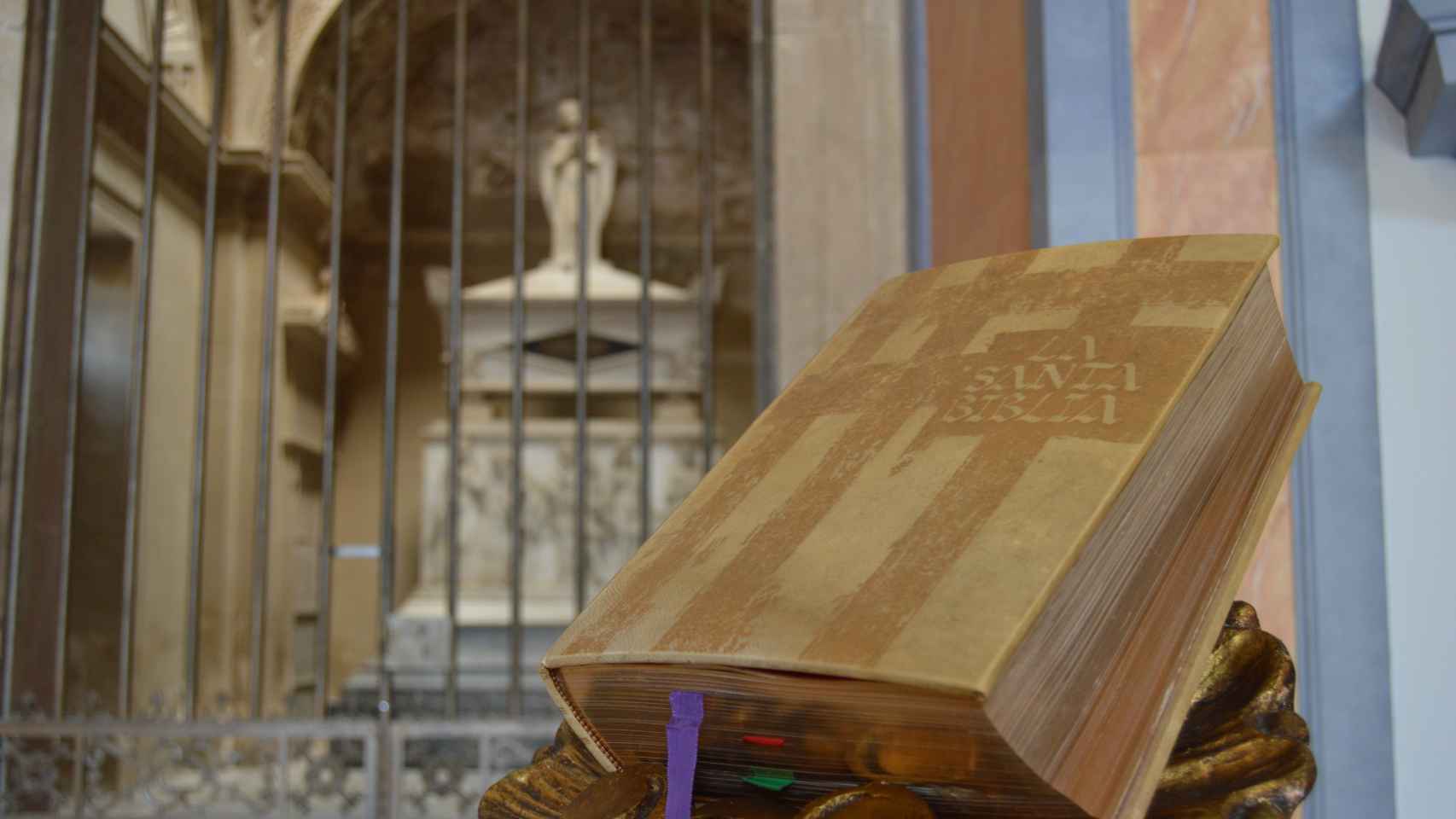 La Biblia y el mausoleo de los Heredia.