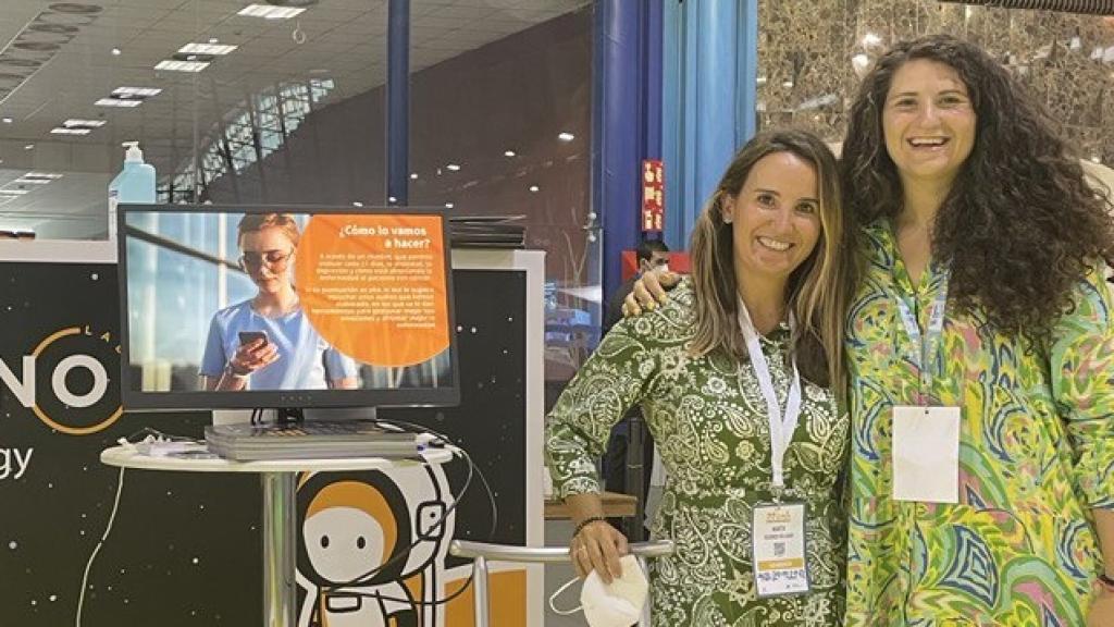 La doctora Marta Redondo junto a Natalia Rodríguez en la presentación del proyecto conjunto durante un congreso.