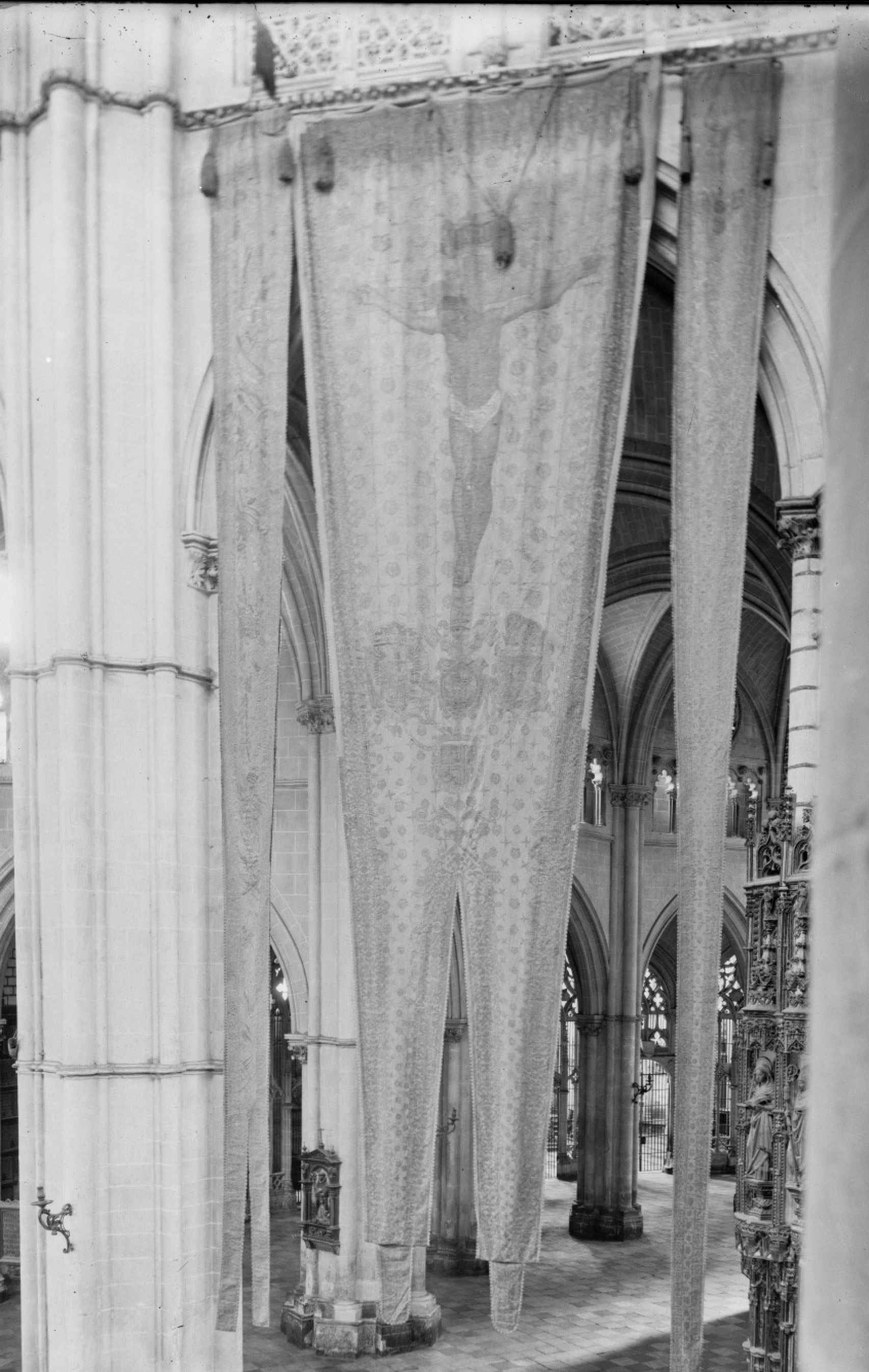El pendón de Lepanto, colgado en el interior de la catedral de Toledo en una imagen del siglo pasado.