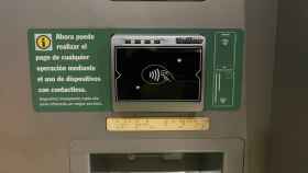 Dispositivo 'contactless' para pagar el billete del Metro de Málaga con tarjeta bancaria.