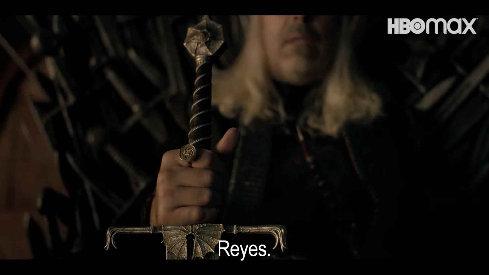 Detalle del anillo y la espada del rey Viserys Targaryen.