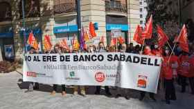Trabajadores de Sabadell protestan frente a una oficina del banco este miércoles en Zaragoza.