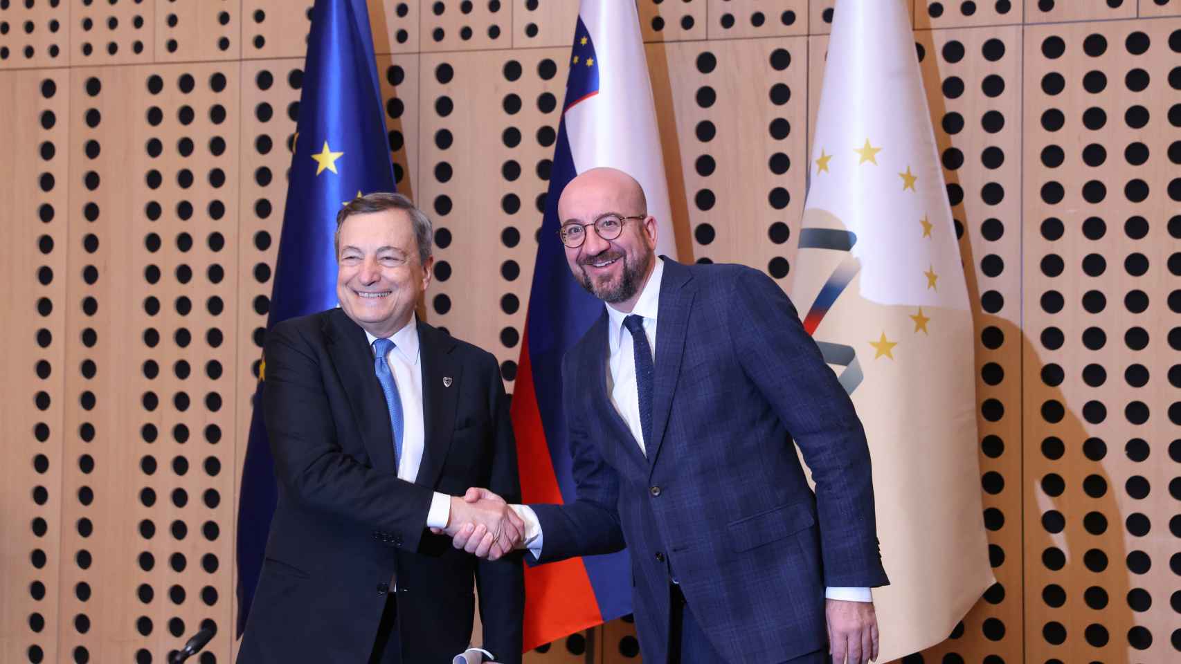 Mario Draghi y Charles Michel, durante la cumbre informal de Eslovenia