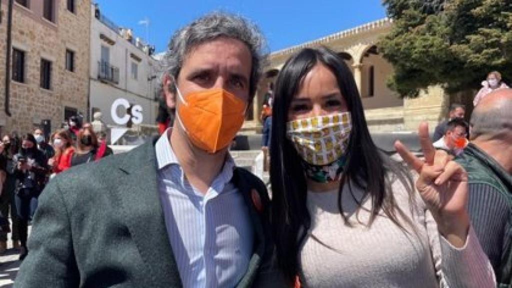 El candidato de Ciudadanos a la Alcaldía de Alcobendas, Aitor Retolaza, con la vicealcaldesa de Madrid, Begoña Villacís.