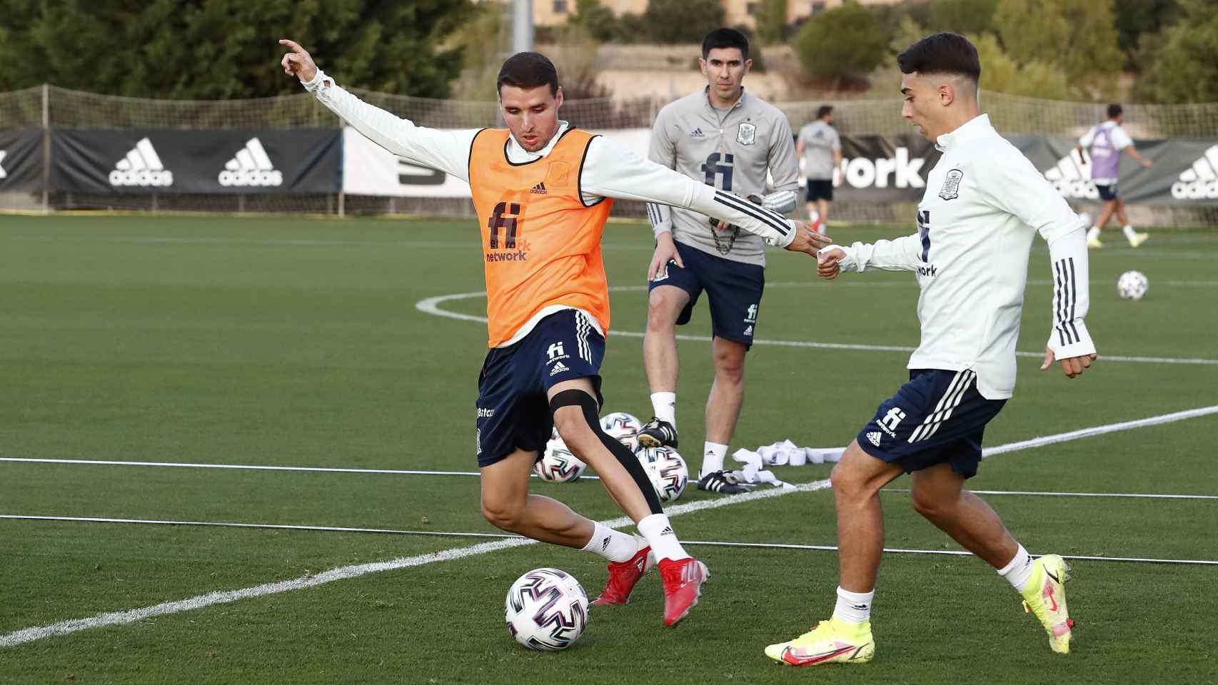 Abel Ruiz y Raúl Moro, en un entrenamiento con la selección española sub21