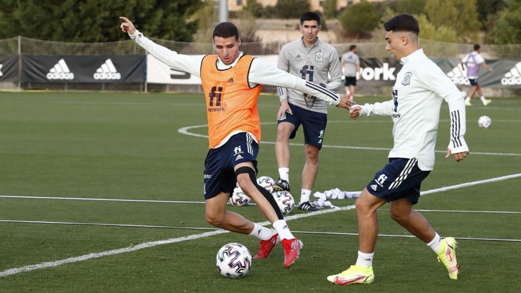 Abel Ruiz y Raúl Moro, en un entrenamiento con la selección española sub21