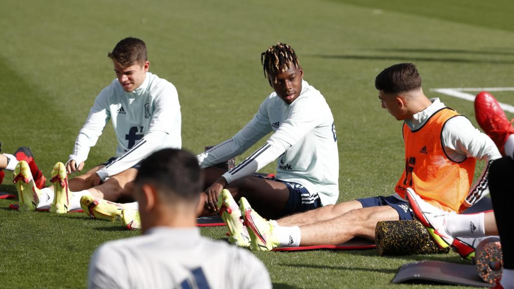 Nico Williams, hablando con Raúl Moro en un entrenamiento de la selección española sub21