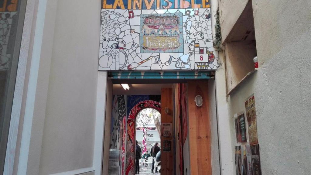 Una de las entradas a la Casa Invisible, en el Centro de Málaga.