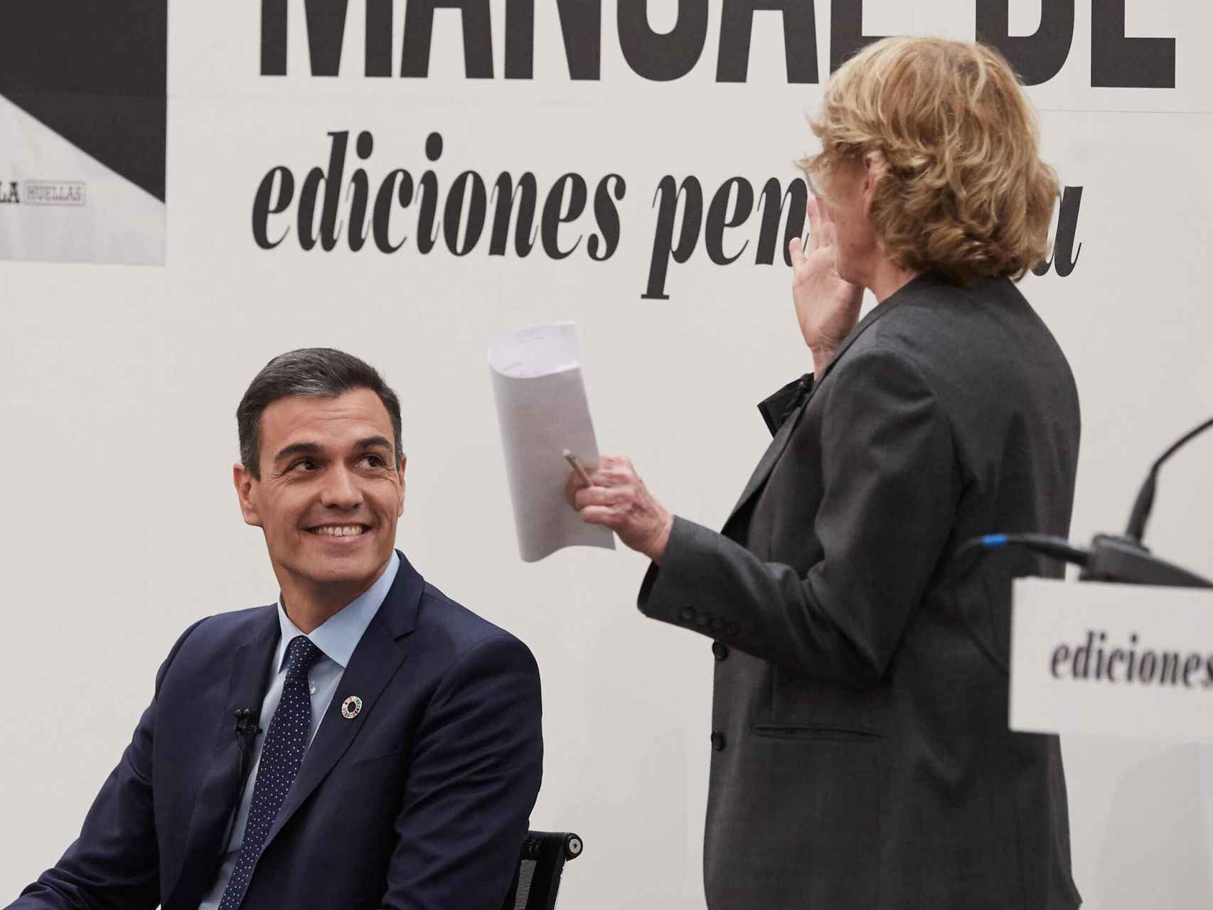 Mercedes Milá junto a Pedro Sánchez durante la presentación del libro 'Pedro Sánchez. Manuel de resistencia'.