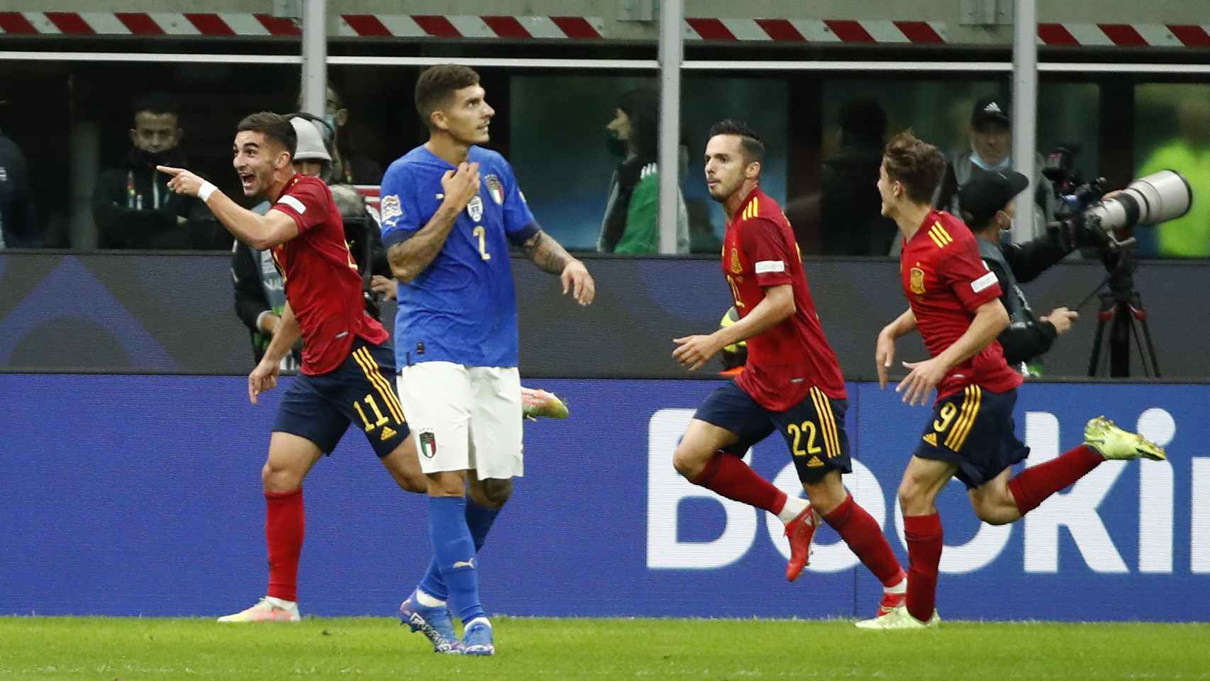 Ferran Torres celebra su gol a Italia