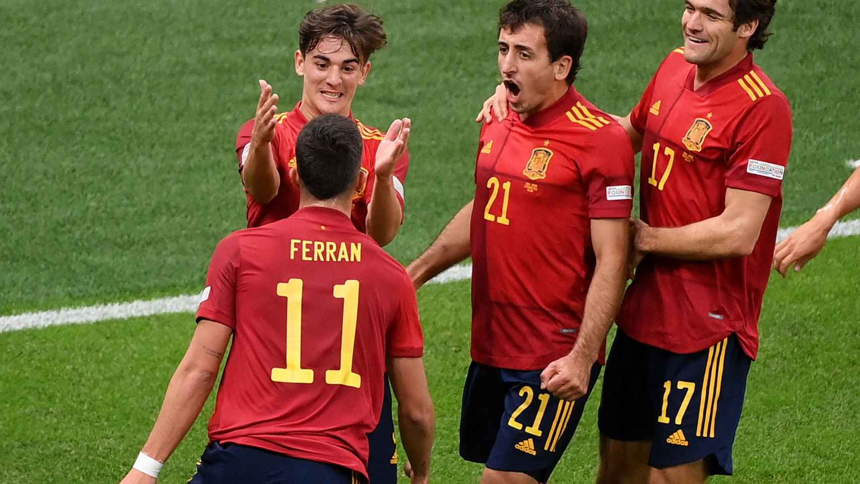 Gavi festeja con Ferran Torres el gol de España