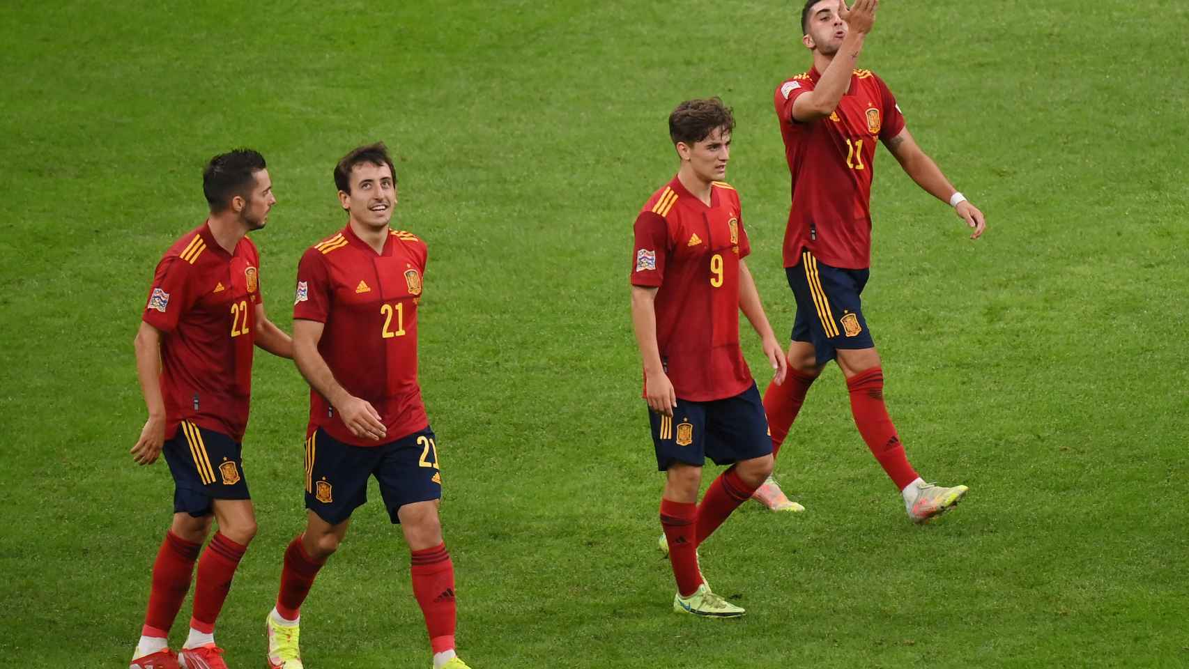 Los jugadores de la selección española vuelven al centro del campo tras el gol a Italia