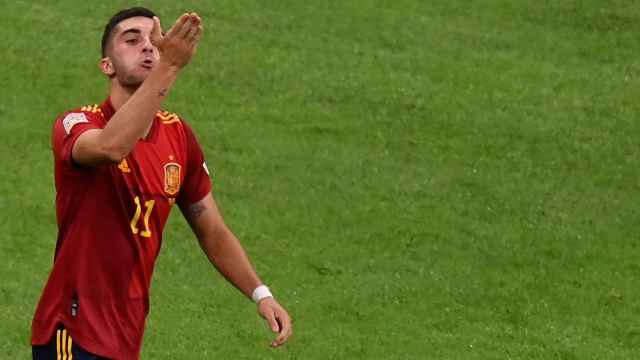 Ferran Torres lanzando un beso tras su gol con España